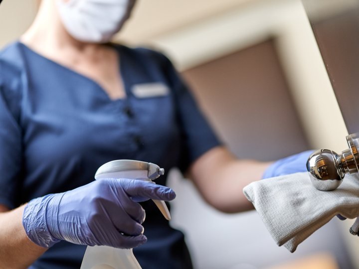 Limpeza profunda e higienização de superfícies